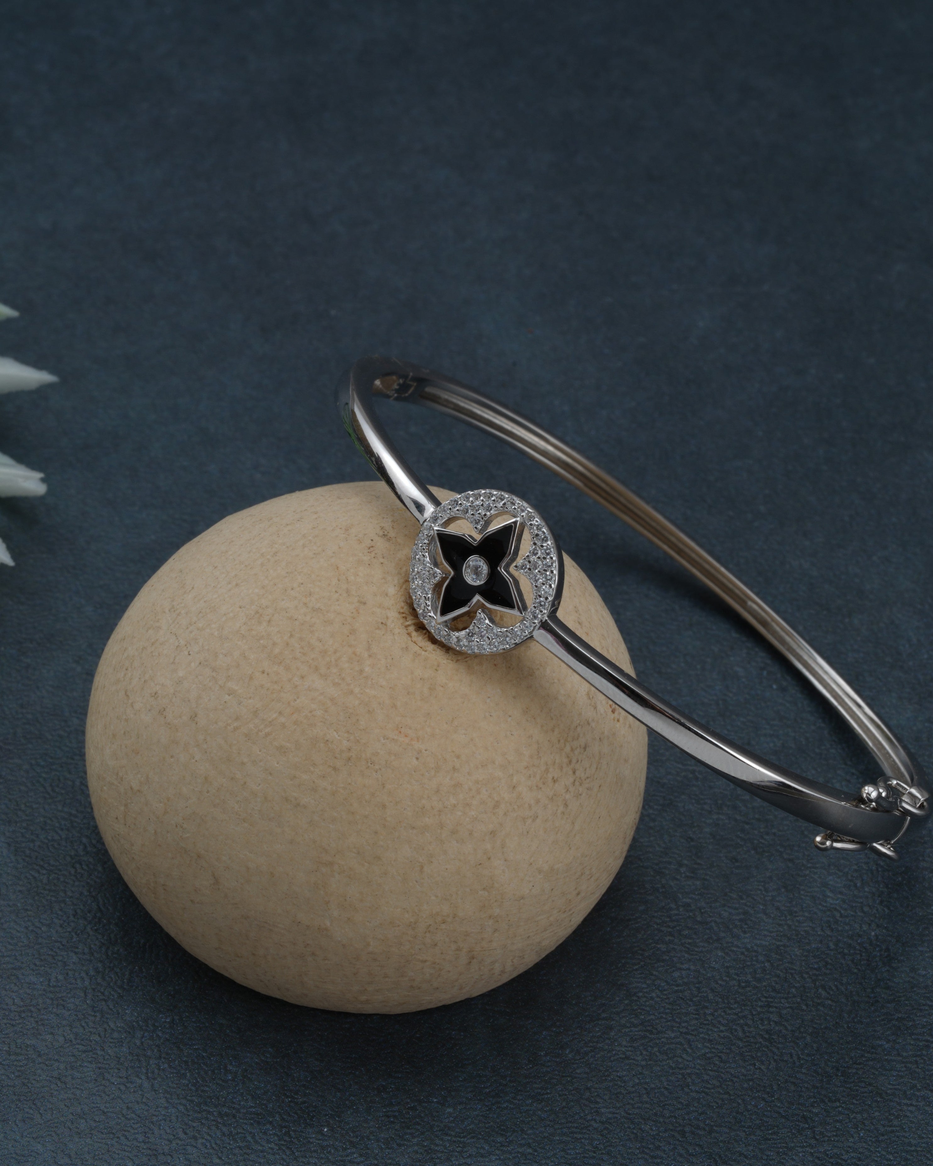 Noir Clover Halo Bracelet